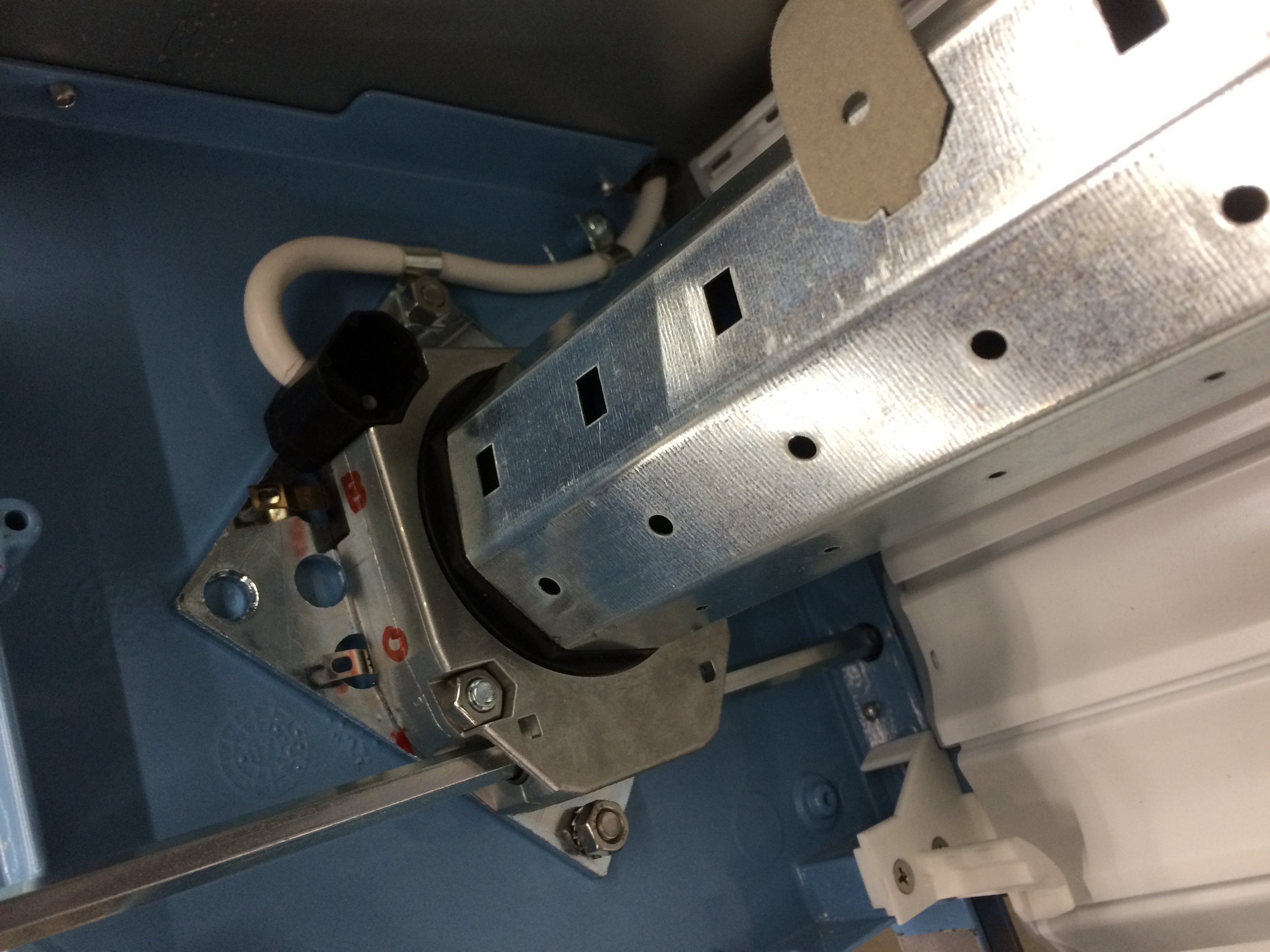 Detail van een motor en ophanging tijdens de assemblage