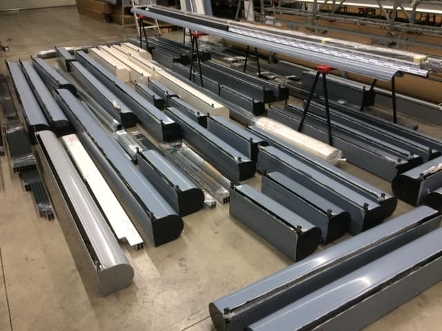 Rolluiken en kasten in de werkplaats, klaar voor verdere assemblage
